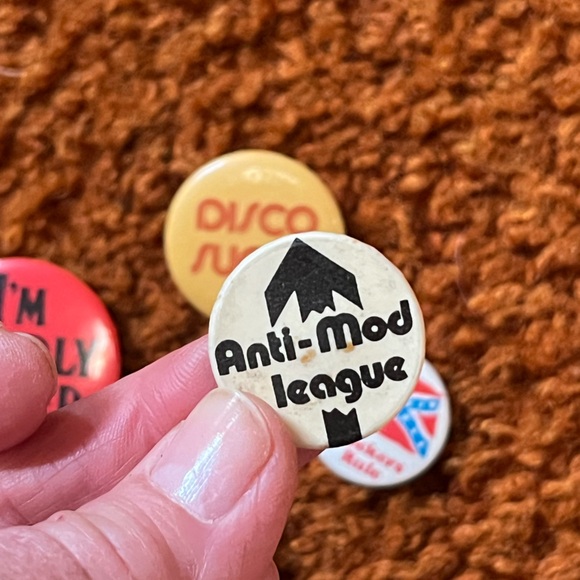 Vintage British badges pin bundle from England 1980. Rock punk mod attitude - Picture 9 of 11